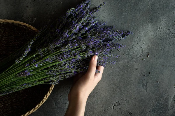 Mani Femminili Tenendo Mazzo Lavanda Fiori Sfondo Rustico Scuro — Foto Stock