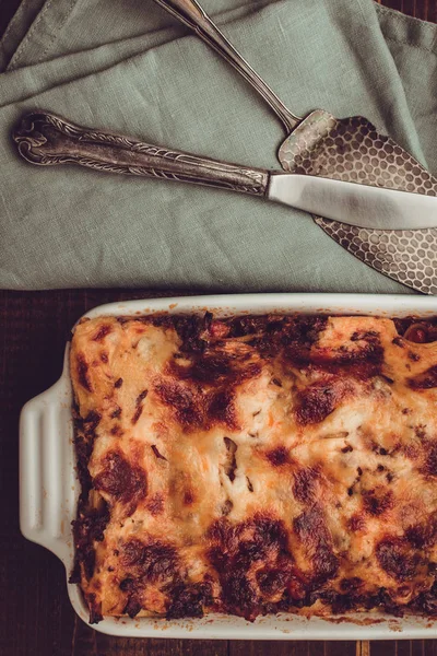 Italiaanse Lasagne Bolognese Mozzarella Kaas Rustieke Donkere Houten Achtergrond — Stockfoto