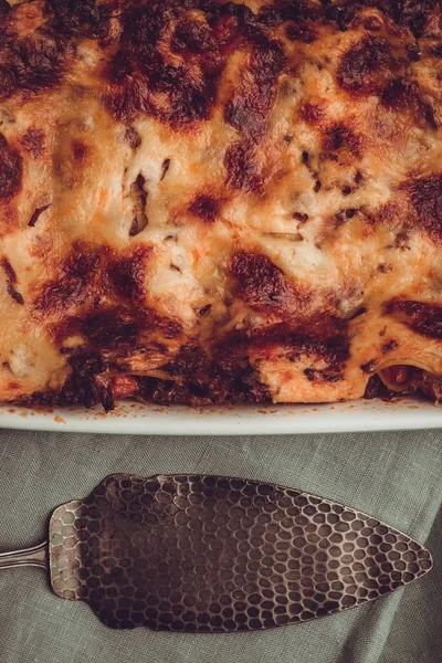 Italiaanse Lasagne Bolognese Mozzarella Kaas Rustieke Donkere Houten Achtergrond — Stockfoto