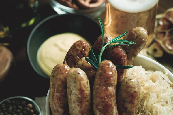 Saucisses Grillées Bavaroises Traditionnelles Avec Salade Chou Moutarde Bière — Photo