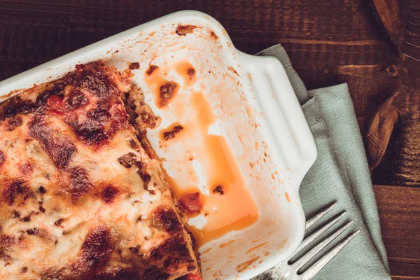 İtalyan lazanya Bolognese ve koyu ahşap arka plan üzerinde Mozzarella peyniri