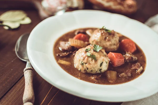 Pastırma ve soğan köfte ile geleneksel İskandinav geyik eti güveç