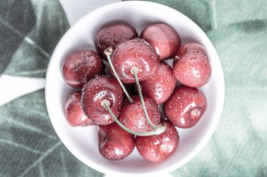 Yaz kavram olarak beyaz kase taze kırmızı kiraz