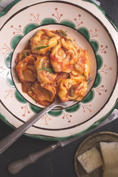 Traditional Italian Tortellini with Tomato Sauce, Mozzarella Che — Stock Photo, Image