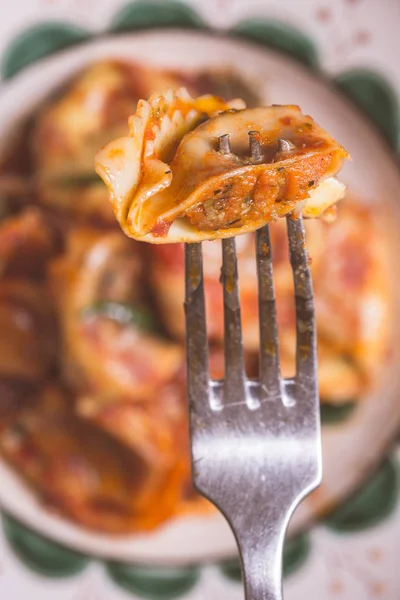 Traditional Italian Tortellini with Tomato Sauce, Mozzarella Che — Stock Photo, Image