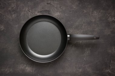 Boş Kızartma Tavası Siyah Koyu Taş Yüzey. Mutfak Backgroun