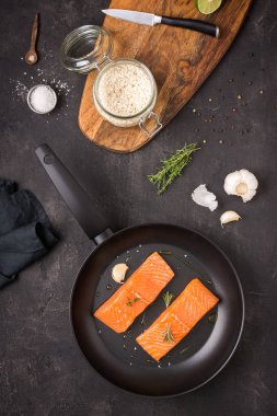 Somon Biftek Taze ve Ham Kekik ve Sarımsak ile Tavada Tavada