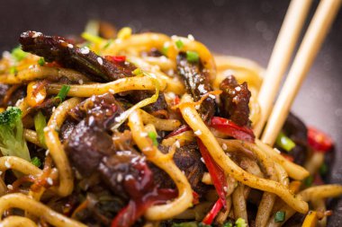 Dar Wok Pan Sığır ve Sebze ile Udon Stir-Fry Noodles