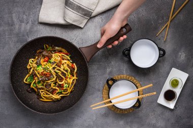 Dar Wok Pan Sığır ve Sebze ile Udon Stir-Fry Noodles