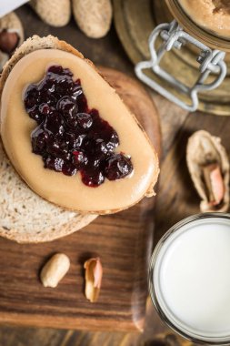 Ev Yapımı Sağlıklı Kahvaltı. Fıstık Ezmesi ve Jöle Rustik Wo üzerinde