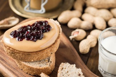 Ev Yapımı Sağlıklı Kahvaltı. Fıstık Ezmesi ve Jöle Rustik Wo üzerinde