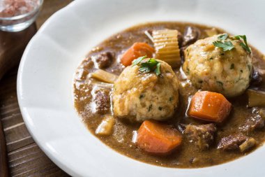 Pastırma ve Soğan ile Geyik Yahnisi. Geleneksel İskandinav Yemeği