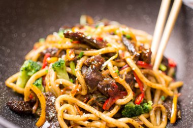 Dar Wok Pan Sığır ve Sebze ile Udon Stir-Fry Noodles