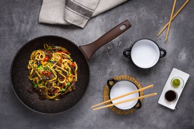 Dar Wok Pan Sığır ve Sebze ile Udon Stir-Fry Noodles