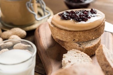 Ev Yapımı Sağlıklı Kahvaltı. Fıstık Ezmesi ve Jöle Rustik Wo üzerinde