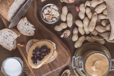 Ev Yapımı Sağlıklı Kahvaltı. Fıstık Ezmesi ve Jöle Rustik Wo üzerinde