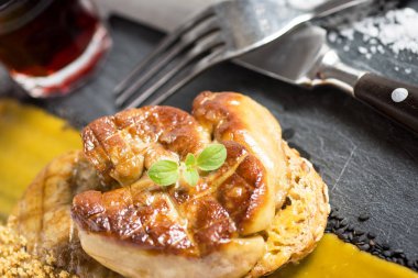 Foie Gras, Mango Puree ile Birlikte Koyu Taş Arka Plan üzerine. Fransız Cuis