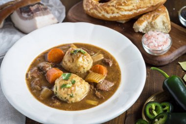 Pastırma ve Soğan ile Geyik Yahnisi. Geleneksel İskandinav Yemeği