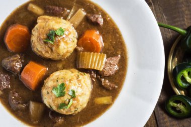 Pastırma ve Soğan ile Geyik Yahnisi. Geleneksel İskandinav Yemeği