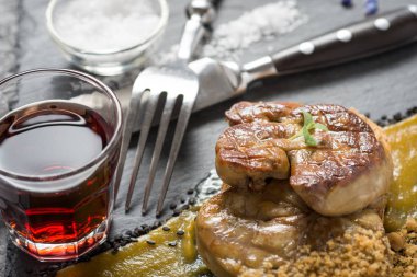 Foie Gras, Mango Puree ile Birlikte Koyu Taş Arka Plan üzerine. Fransız Mutfağı Ördek Ciğer Yemeği.