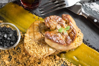 Foie Gras, Mango Puree ile Birlikte Koyu Taş Arka Plan üzerine. Fransız Cuis