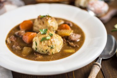 Pastırma ve Soğan ile Geyik Yahnisi. Geleneksel İskandinav Yemeği