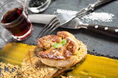 Foie Gras, Mango Puree ile Birlikte Koyu Taş Arka Plan üzerine. Fransız Cuis