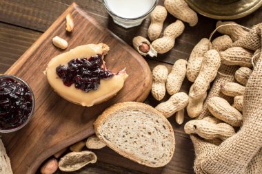 Ev Yapımı Sağlıklı Kahvaltı. Fıstık Ezmesi ve Jöle Rustik Wo üzerinde