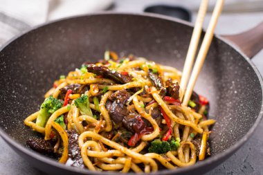 Dar Wok Pan Sığır ve Sebze ile Udon Stir-Fry Noodles