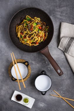 Dar Wok Pan Sığır ve Sebze ile Udon Stir-Fry Noodles