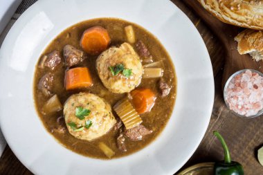 Pastırma ve Soğan ile Geyik Yahnisi. Geleneksel İskandinav Yemeği