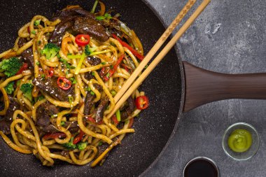 Dar Wok Pan Sığır ve Sebze ile Udon Stir-Fry Noodles
