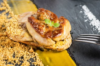 Foie Gras, Mango Puree ile Birlikte Koyu Taş Arka Plan üzerine. Fransız Cuis