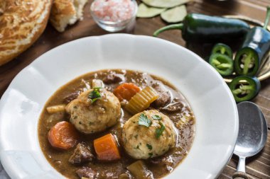 Pastırma ve Soğan ile Geyik Yahnisi. Geleneksel İskandinav Yemeği