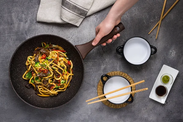 Udon Stir-Fry Tagliatelle con carne di manzo e verdure in padella Wok su Dar — Foto Stock