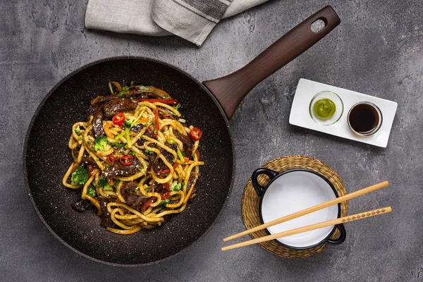 Udon Stir-Fry fideos con carne de res y verduras en Wok Pan en Dar —  Fotos de Stock