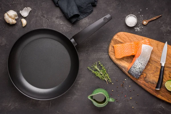 Preparação de peixe de salmão cru fresco com ingredientes de cozinha — Fotografia de Stock