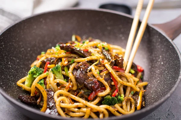 Udon Stir-Fry Noodles with Beef and Vegetables in Wok Pan on Dar — Stock Photo, Image