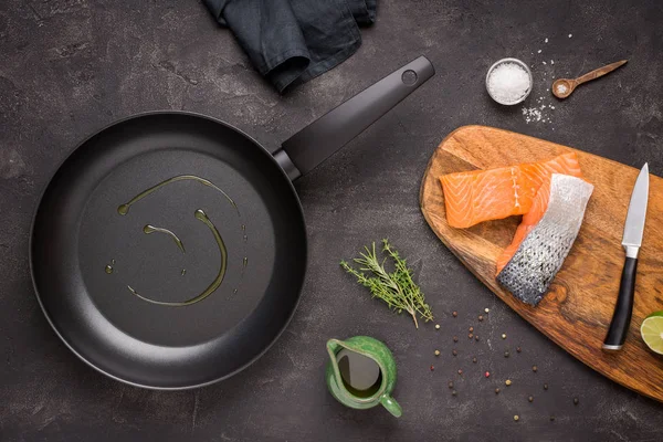 Preparação de peixe de salmão cru fresco com ingredientes de cozinha — Fotografia de Stock