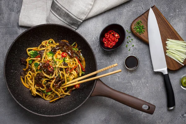 Udon Noodles con carne di manzo e verdure Preparazione in Wok Pan on — Foto Stock