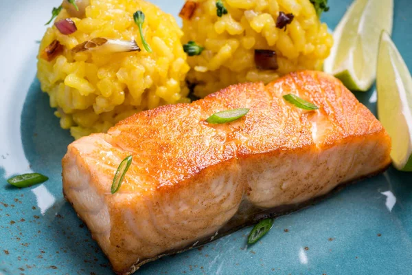 Koyu Arka Plan üzerinde Safran Risotto ile Izgara Somon Fileto