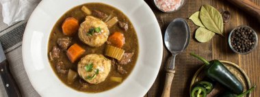 İskandinav geyik eti avcılar Bacon ve soğan köfte ile güveç