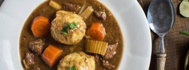 İskandinav geyik eti avcılar Bacon ve soğan köfte ile güveç