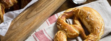 Simit rustik ahşap zemin üzerine deniz tuzu ile