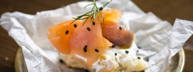 Krem Peynir, Taze Dereotu ve Siyah Susam ile Füme Somon Canape. Parmak Gıda.