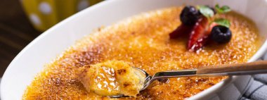 Karamelize Şeker, Çilek, Yaban Mersini ve Taze Nane Yaprakları ile Creme Brulee Tatlı