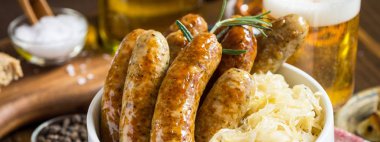 Geleneksel Alman sosisleri lahana salatası, hardal ve bira ile