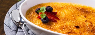 Tatlı Creme Brulee çilek, yaban mersini ve taze nane yaprakları ile
