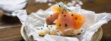 Füme Somon, Krem Peynir, Taze Dereotu, Siyah Susam ve Kireç ile Simit