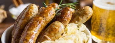 Geleneksel Alman sosisleri lahana salatası, hardal ve bira ile